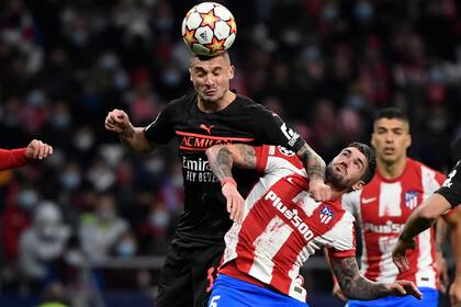 De Paul disputa el balón con Rade Krunić en la caída del equipo "Colchonero".