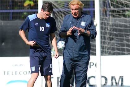Un joven De Paul en Racing, junto al hombre de la estatua: Reinaldo Merlo