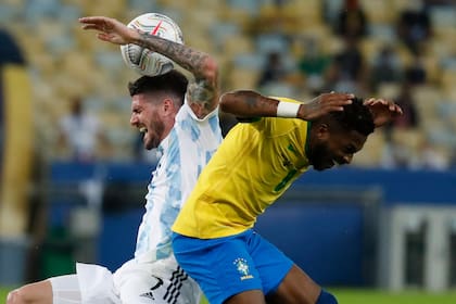 De Paul y Fred disputan un balón