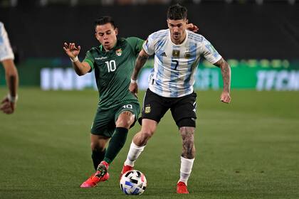 De Paul y la pelota, frente a Bolivia, en el último partido de la selección. Es el sexto jugador con más pases en el último tercio del campo (102) en las eliminatorias. En total, solo seis futbolistas pasaron la barrera de los 100. Entre los que llegaron a los tres dígitos es el más preciso (82,7%).