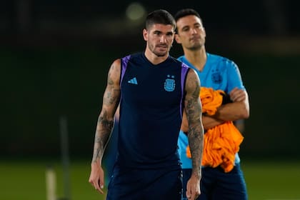 De Paul y Scaloni, en uno de los entrenamiento de la selección Argentina en la Universidad de Qatar
