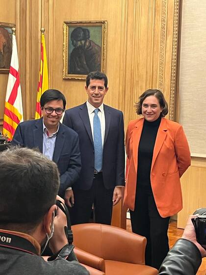 De Pedro, Ada Colau y Gerardo Pisarello en Barcelonaa