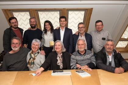 de Pedro rodeado por familiares de víctimas del franquismo, en Madrid