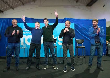 De Pedro y Pereyra, con los dedos en V en un plenario realizado en Florencio Varela, el fin de semana pasado