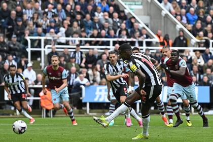 De penal, Alexander Isak anotó los dos primeros goles de Newcastle ante West Ham, por la Premier League