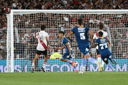 De penal, Lautaro Guzmán marcó el empate transitorio de Arsenal en el Monumental; al error de Agustín Palavecino se le sumó una descoordinación defensiva que terminó con la conquista de Luis Leal y la victoria del equipo de Sarandí