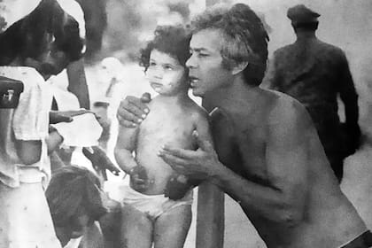 De pequeña, con su papá, Jorge Zuhair Jury, guionista de muchas de las películas de su hermano, Leonardo Favio