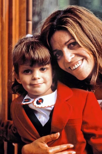 De pequeña, junto a su madre, Christina
(muerta trágicamente en Argentina en 1988).