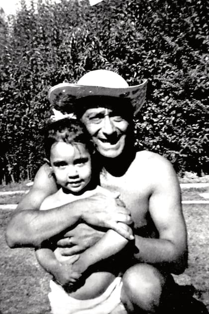 De pequeña junto a su papá, Alberto Olmedo.