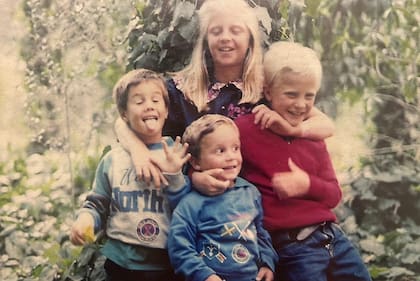 De pequeño, junto a sus tres hermanos mayores.