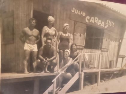 De pie, a la izquierda, Carlos Ciuffardi durante su temporada de carpero en Gesell