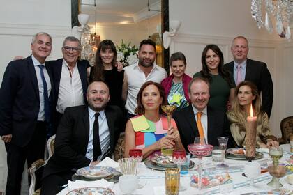 De pie, de izquierda a derecha: Juan Ignacio Bueno Aguilera, Guillermo Cerviño y su mujer, Maricel, Felipe Durán, Mariana Folkenand, Carminne Dodero y Darío Campidoglio. Sentados: Francisco Rouillon, Ágatha Ruiz de la Prada, Juan Fernando Cavalieri y Julieta Kemble.