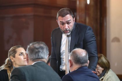 De pie, el senador libertario Atauche, uno de los que busca evitar el debate sobre las jubilaciones