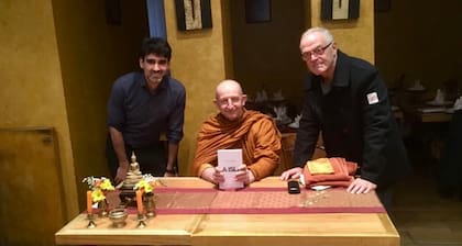 De pie, Juan Serrano y Ricardo Szwarcer, coordinadores de los trabajos de traducción, junto con Ajahn Amaro, en el centro, en la presentación del libro La isla, en Madrid, traducido por Miguel Ángel Romero y Ricardo Szwarcer
