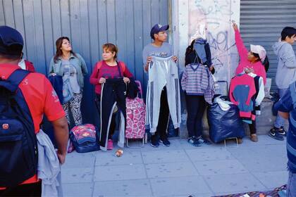 De pie o con mantas en el piso, los vendedores ambulantes coparon la avenida Nazca