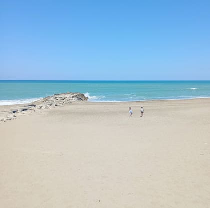 De playas anchas y un mar de color cambiante.