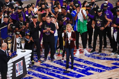 De posar para ‘Playboy’ a dueña de Los Angeles Lakers: cómo Jeanie Buss se convirtió en la mujer más poderosa del deporte en EEUU