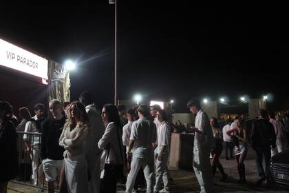 De punta en blanco, chicos y chicas llegaron listos para celebrar Año Nuevo en Punta del Este