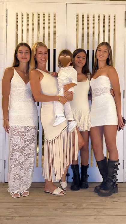 De punta en blanco, Nicole Neumann recibió 2026 junto a sus tres hijas, Allegra, Indiana y Sienna Cubero, y el benjamín de la familia, Cruz Urcera