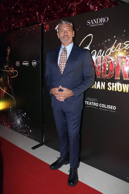 De punta en blanco, Sergio Goycochea fue uno de los más elegantes enfundado en un traje azul