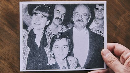 DE PUNTA EN BLANCO. Una postal que sostiene orgulloso, junto a su abuelo, Astor Piazzolla, y la última esposa de este, Laura Escalada