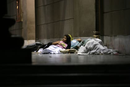 De quienes pasan la noche en la interperie, ocho de cada 10 son hombres y la mayoría no completó sus estudios secundarios