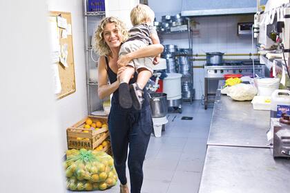 De recorrido. No hay día que no la acompañe uno de sus niños a los locales de repostería que llevan su nombre