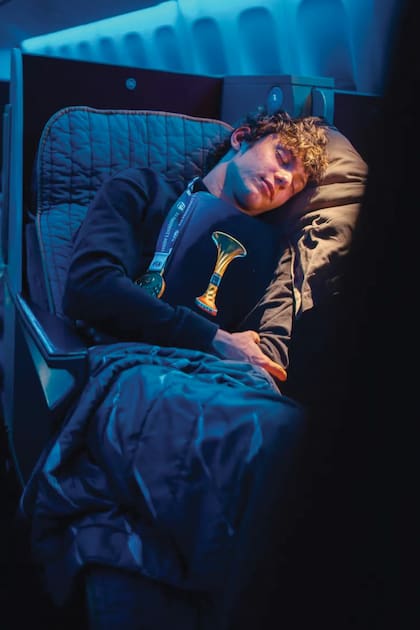 “De regreso a casa, en buena compañía”, escribió tras ganar en China y compartió esta foto en el avión