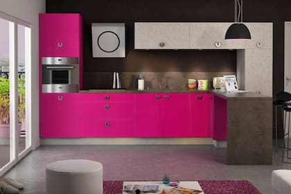 De repente, una cocina más bien masculina puede convertirse en expresión femenina pura. Los muebles debajo de la mesada aportan luz y color al ambiente