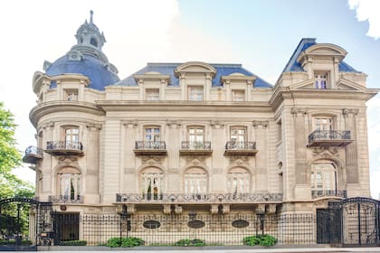 De riguroso estilo Beaux Arts,  así luce la fachada lateral en la actualidad.