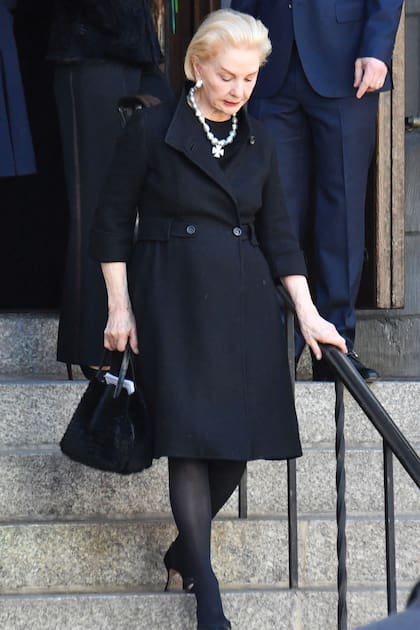 De riguroso luto, la diseñadora sale de la misa en homenaje a su marido.