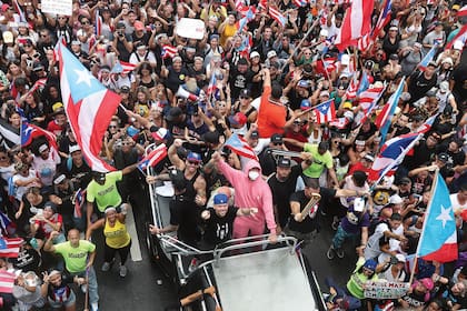 De rosa y con barbijo, junto con el rapero
Residente, en una marcha para celebrar la
destitución de Ricardo Rosselló, gobernador de
Puerto Rico, en julio de 2019 en el Viejo San Juan, Puerto Rico