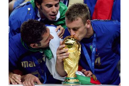 De Rossi con 22 años, campeón del mundo en Alemania 2006; marcó un gol en la definición por penales. "Donde fuera a jugar, dejaba la vida y me ganaba las mejores puteadas de la hinchada contraria, pero cuando todo terminaba sabía que me respetaban. Y sé que era por el Mundial", asume