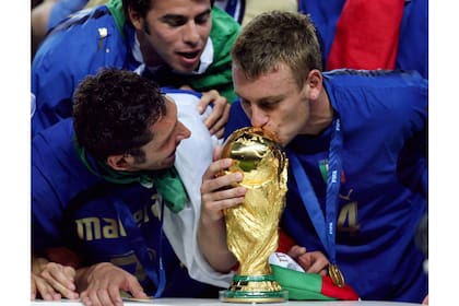 De Rossi con 22 años, campeón del mundo en Alemania 2006; marcó un gol en la definición por penales. "Donde fuera a jugar, dejaba la vida y me ganaba las mejores puteadas de la hinchada contraria, pero cuando todo terminaba sabía que me respetaban. Y sé que era por el Mundial", asume