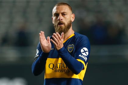 De Rossi devuelve los aplausos a los hinchas, después de su debut con gol y derrota en Boca.