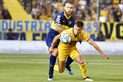 De Rossi, en la marca; el italiano fue amonestado en un duelo con muchos roces