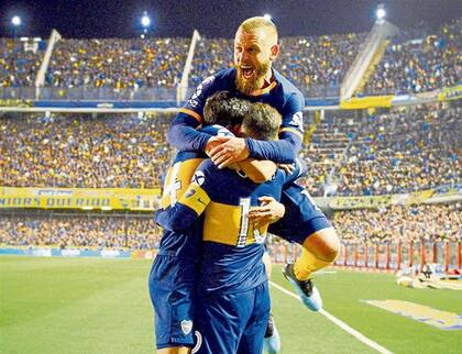 De Rossi, en la cima del abrazo boquense en la Bombonera