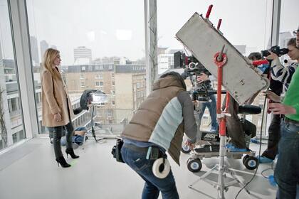 De sesión. Todos trabajando para que la modelo se luzca en la producción de Basement