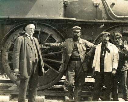 De sombrero oscuro y bigotes blancos, el famoso ingeniero Jacobacci.
