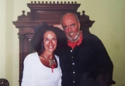 De su álbum personal, una foto con el diseñador italiano Elio Fiorucci