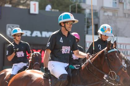 De tal palo, tales astillas: Adolfo Cambiaso les "contagió" el diseño de casco a sus hijos "Poroto" y Mia, pero ella le puso un toque femenino; por primera los tres actuaron juntos en el alto handicap argentino, en una final de 22 goles.
