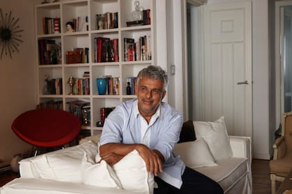 De techos altos y un blanco imperturbable, en su departamento no hay nada librado al azar