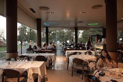 De tela y con copas: las mesas invitan a un rasgo de otra época, pero con modernidad