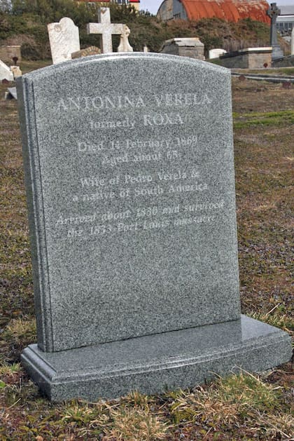 De todo el grupo de gauchos que vivió en Malvinas, sólo existe una tumba con lápida en un lugar importante del cementerio de Puerto Argentino, la de Antonina Roxa, que llegó con Vernet en 1830 con veintitrés años y fue por mucho tiempo la única partera