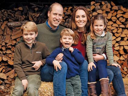 De todo lo que lograron en esta década, nada los
enorgullece más que sus tres hijos: George, Charlotte y Louis. Esta
foto, en su casa de Anmer Hall, en Norfolk, fue su tarjeta navideña
de 2020