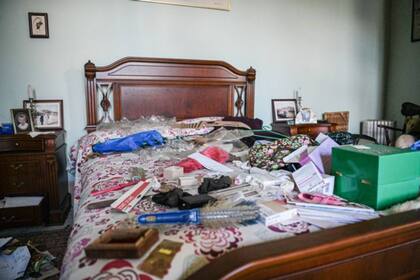 De todos los ambientes, el dormitorio principal parece el menos caótico