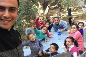 De todos los niños de esta foto, tomada en 2019, solo los dos niños del frente están vivos