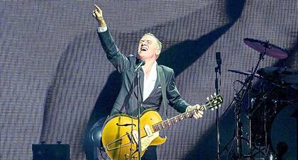 De traje impecable, agradece al fervoroso público