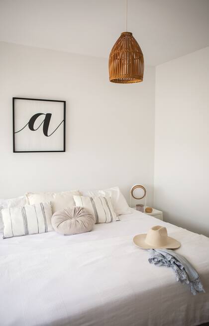 De un lado, cama a la altura de Amanda (Stokke), acolchado (Marlo), estante ovalado (Baby Boom) y cómoda de pino, renovada por Victoria Sur Vintage. Del otro lado, telar arcoíris como gran protagonista y biblioteca con algunos libros de A. + otros de la infancia de Vale.