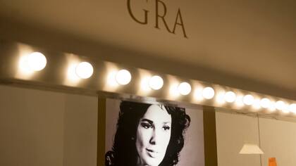 De un lado, ?el recorrido ?por la carrera de Graciela Borges, ?y del otro, el paseo por la trayectoria cinematográfica de Mirtha ?Legrand; ?en los camarines de ambas, ?los mensajes ?de sus fans